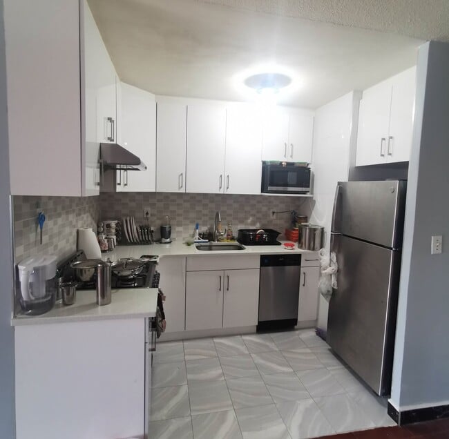Renovated Modern Kitchen - 201 Saint Pauls Ave Unit 1W
