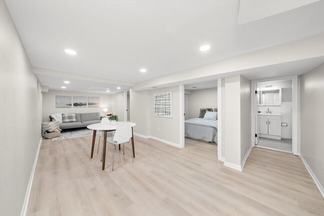 Photo - 4735 N Kilbourn Ave Unit G