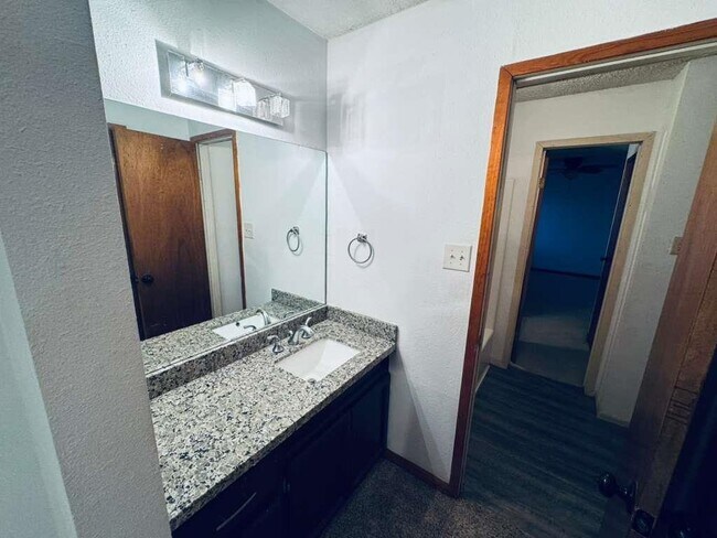 Photo - 8523 Ontario Loop