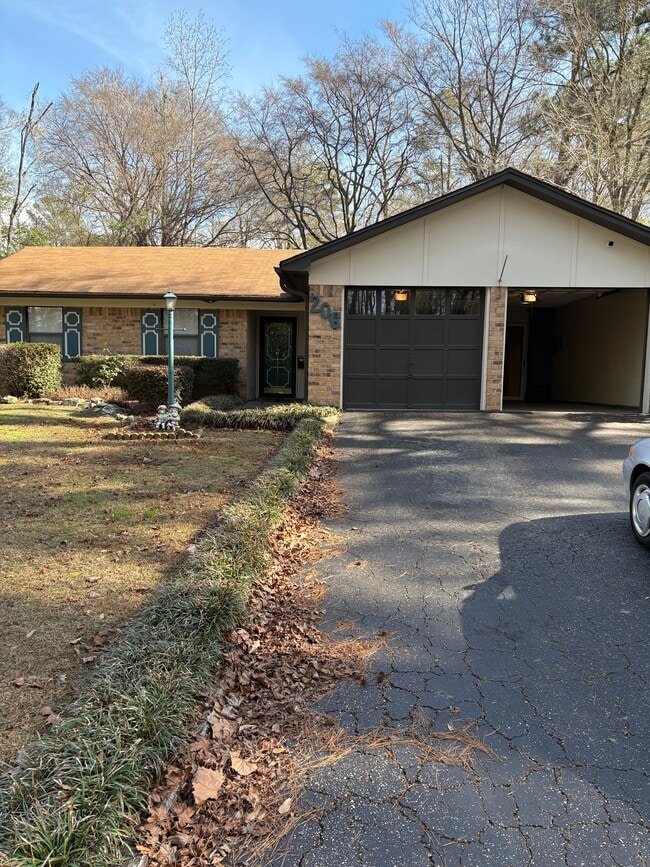 Photo - 206 Cedarcrest Dr