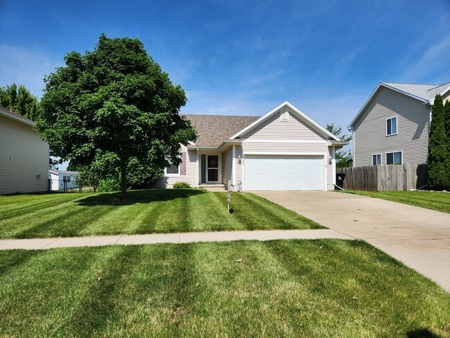 Building Photo - 3 Bedroom, 2.5 Bath fenced yard!