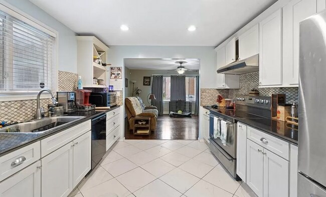 Photo - 1433 Picadilly St