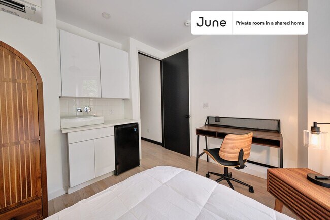 Room in Shared 4 bed/4 bath home in Ditmas Park