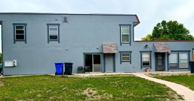 Building Photo - Spacious 2 bed 1.5 Bath Apartment with 1 Garage Space