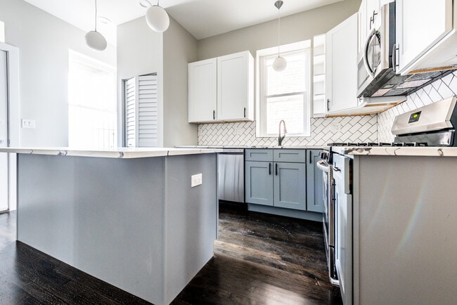 Building Photo - 1435 N Washtenaw Ave Unit 1