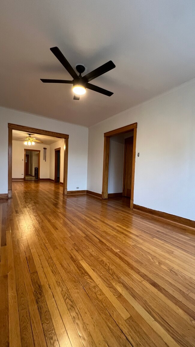 Living room - 3354 N Springfield Ave Unit 2nd Floor
