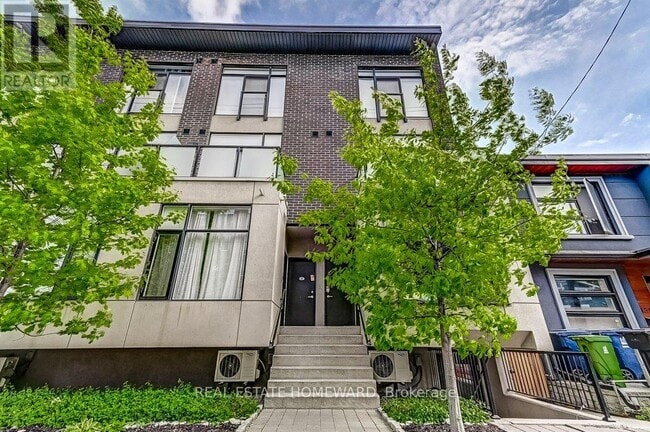 Photo - 1321 Gerrard St E