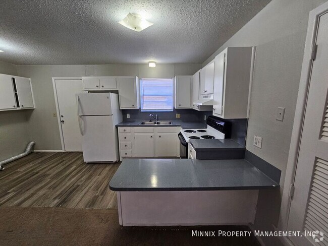 Building Photo - Plainview Apartments 2 Bedroom 1 Bath - Ca... Unit B