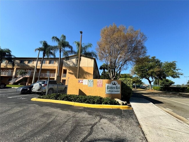 Building Photo - 6245 SW Kendale Lakes Cir Unit 208