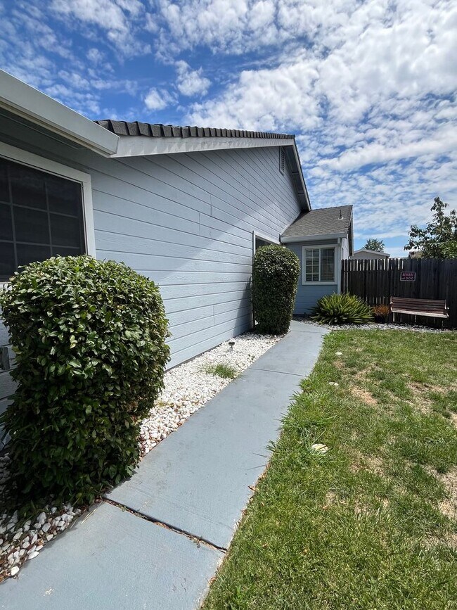 Photo - $2450 - 3 Bed/2 Bath Home in a Beautiful Neighborhood