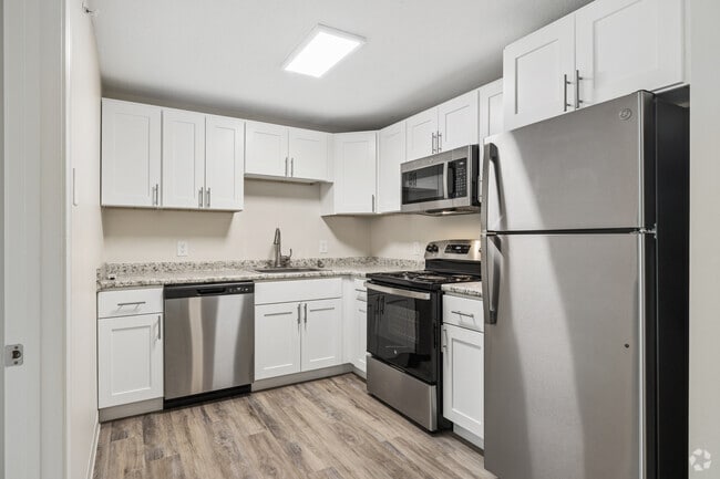 2BR, 1BA - 806SF - Kitchen