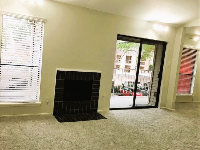 Building Photo - 2025 Augusta Dr Unit 804