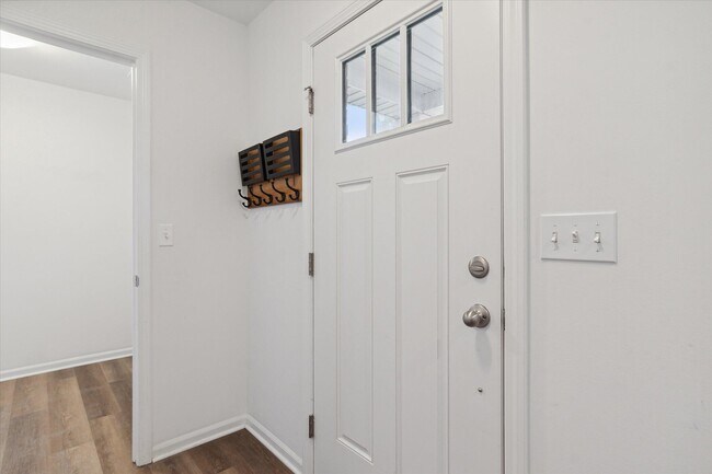 Photo - 525 Jenny Wy