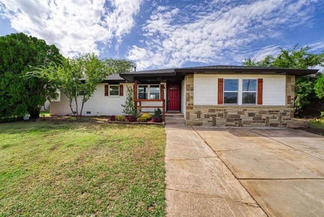 Photo - 330 NW Compass Dr