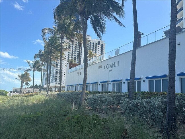 Building Photo - 18911 Collins Ave Unit 1602