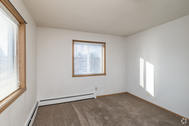 2BR, 1BA - 985SF - Primary Bedroom