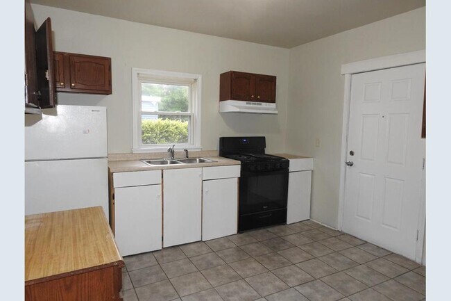 Photo - 648 Plett St SW