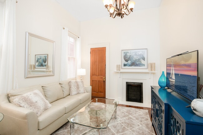 Living room - 4221 Prytania St Unit 4