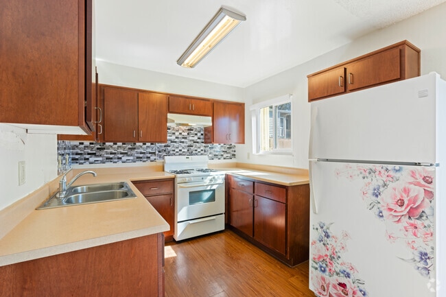 3BR, 2BA - 1,050SF - Kitchen - River Garden Estates