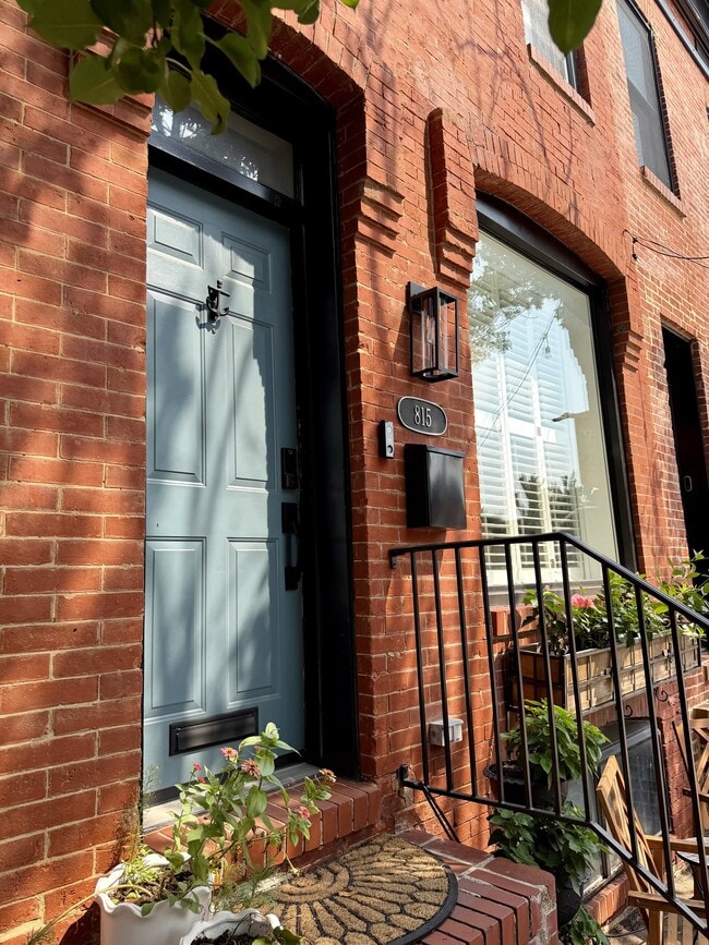 Building Photo - 815 S Potomac St