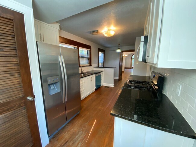 Building Photo - 2830 San Gabriel St Unit A & B