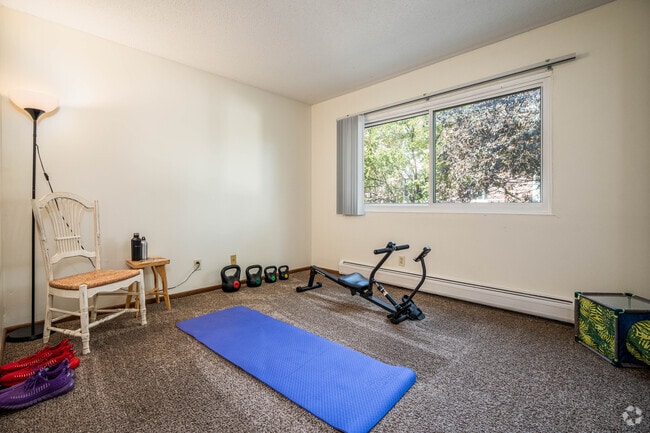 2BR, 1BA - 984SF - Secondary Bedroom