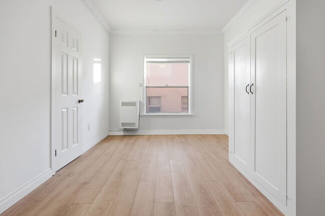 Building Photo - 724 S Mariposa Ave Unit 208