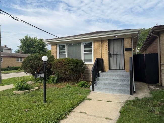 Building Photo - Updated 3-Bedroom Home with Rear Parking