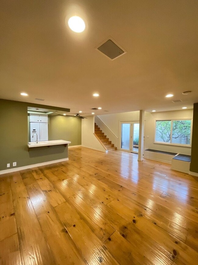 Building Photo - 3 Bedroom Irvine Home - Large Master Suite...