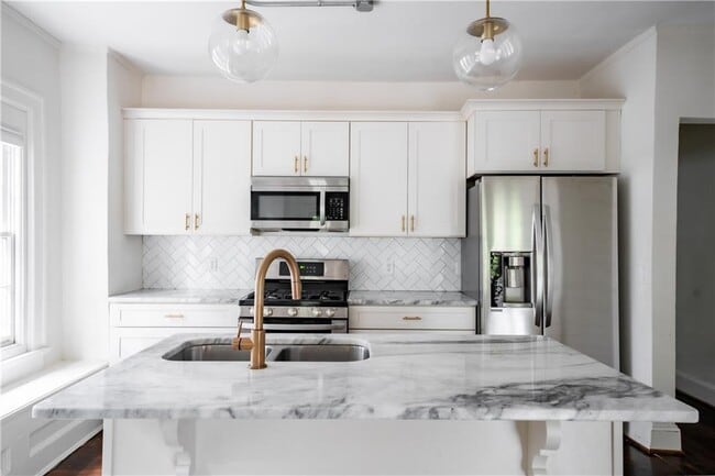 Photo - 536 Boulevard Pl NE
