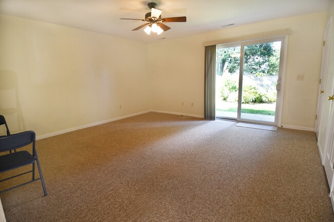 Sala de estar con puertas corredizas que dan al patio. - 135 Tobin Dr