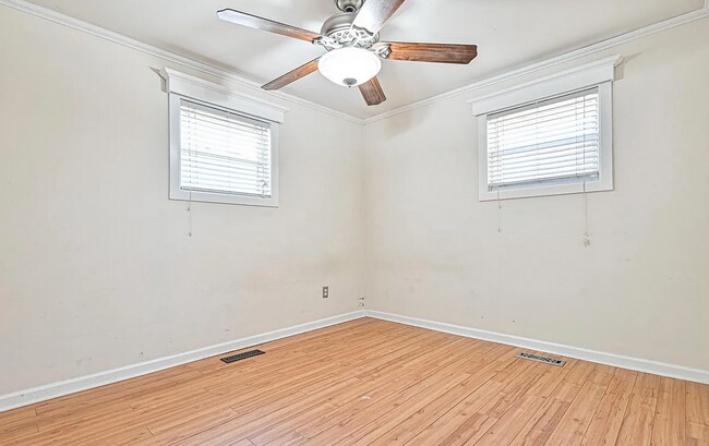 Photo - 1122 Monmouth Rd