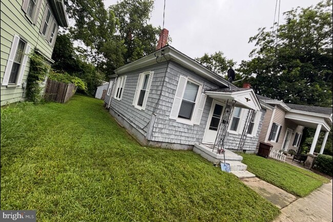 Building Photo - 703 Travers St Rental