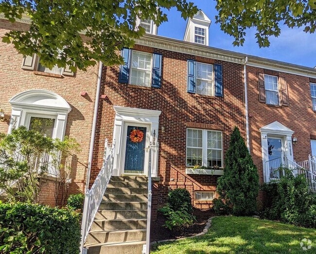Building Photo - Beautifully maintained brick townhouse in ...