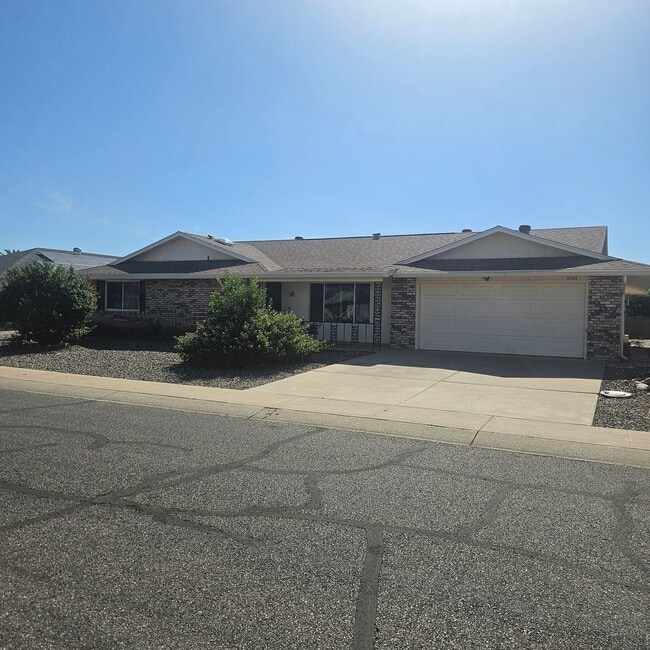 Building Photo - Spacious Home Near Shopping Center