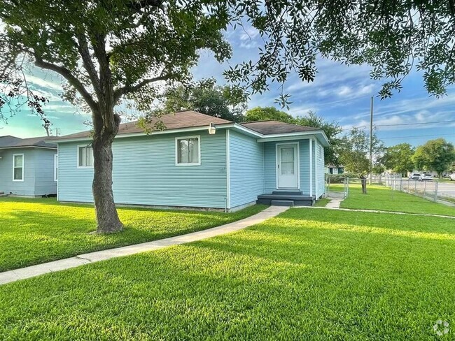 Building Photo - 1502 W 7th St Rental