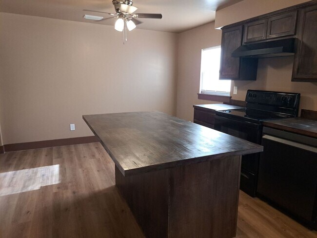 Photo - 523 E 8th St