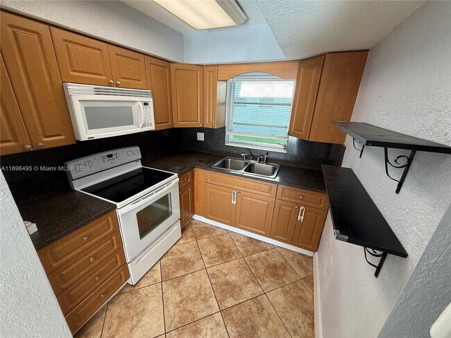 Photo - 7600 SW 82nd St Unit J114