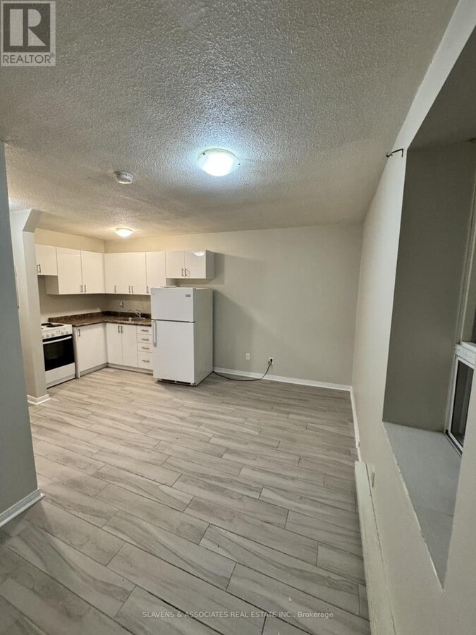 Photo - 45 King Ave E