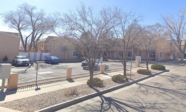 Downtown 2bd Townhouse! Balcony, off-stree... - Downtown 2bd Townhouse! Balcony, off-stree...