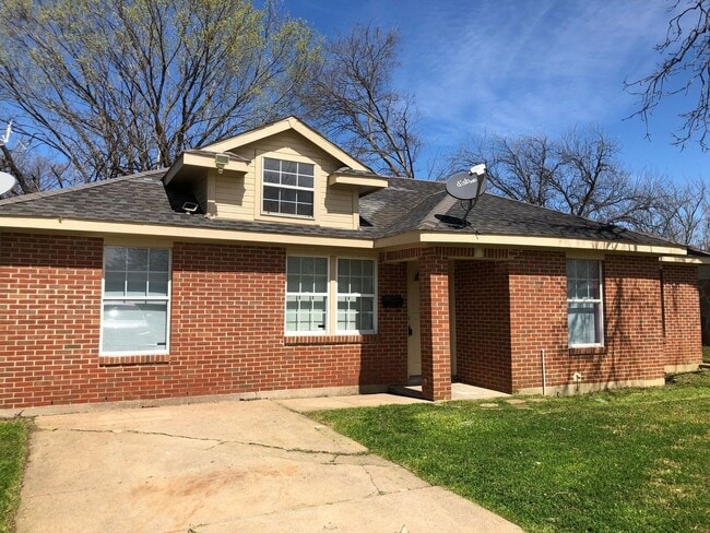 Move in Ready - 4 bedroom 2 bath - Move in Ready - 4 bedroom 2 bath House