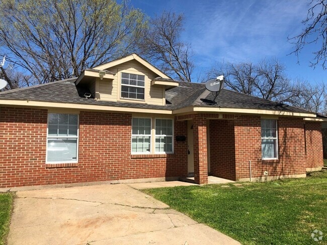 Building Photo - Move in Ready - 4 bedroom 2 bath Rental