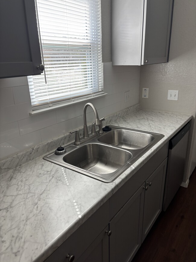 Building Photo - 2107 Conestoga Trl Unit 2BR Southeast Duplex