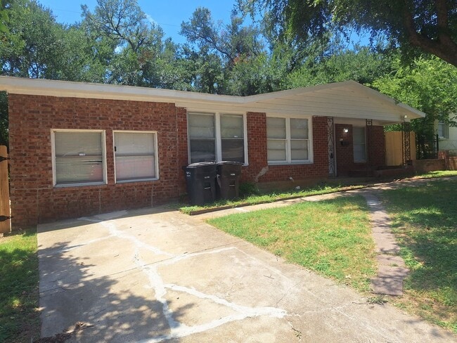 Building Photo - Spacious 4-Bedroom Retreat