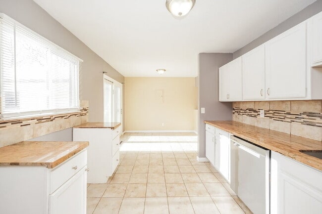 Photo - 25240 Sandhurst Rd