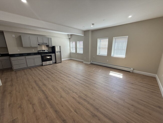 Building Photo - 1050 Hancock St Unit 11