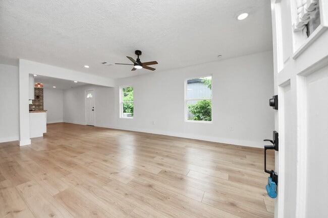 Building Photo - 501 Schilling Ave