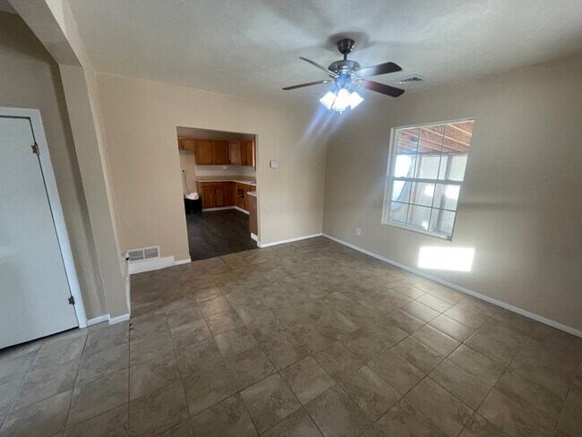 Photo - 319 W 14th St