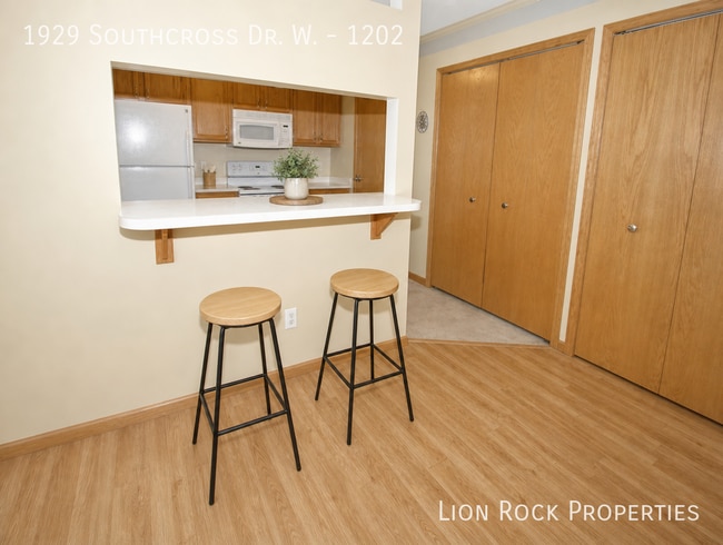 Photo - 1929 Southcross Dr W