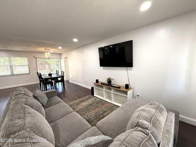 Photo - 668 Hampton Dr NE